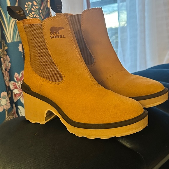 Sorel Yellow Ankle Boots - Picture 6 of 7